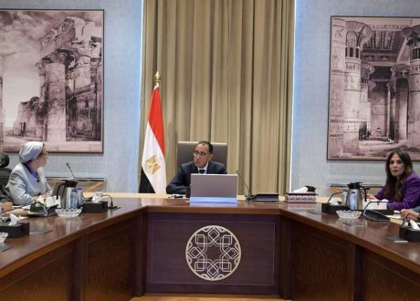 رئيس الوزراء يُتابع مع وزيرة البيئة عدداً من ملفات العمل