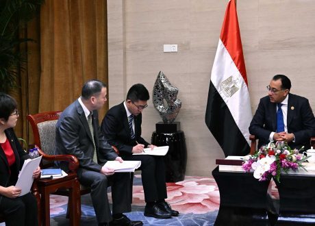 مدبولى: ملف توليد الطاقة الجديدة والمتجددة يمثل أولوية للحكومة المصرية