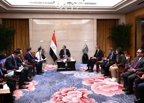 مدبولي يبحث مع «زد تي إي» الصينية تصنيع التابلت في مصر