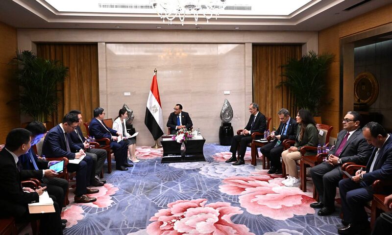 مدبولي يبحث مع «زد تي إي» الصينية تصنيع التابلت في مصر