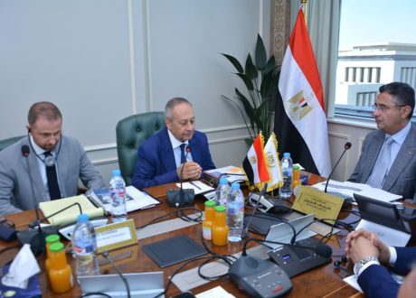 وزير التموين يعقد اجتماعاً مع بعثة البنك الدولي لتعزيز التعاون في مجالات الحماية الاجتماعية