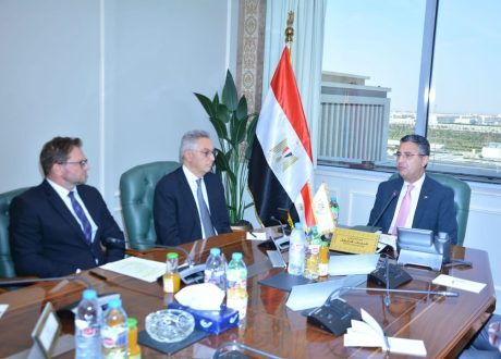 وزير التموين يلتقي الرئيس التنفيذي لشركة فيروم مصر لبحث خطط توطين صناعة الصوامع بمصر