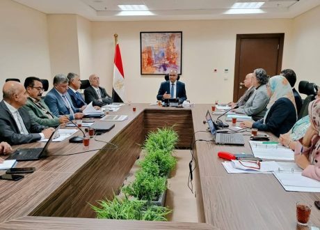 نائب وزير الإسكان يلتقي مسئولي إحدى الشركات المحلية المتخصصة في صناعة مكونات مشروعات الصرف الصحي