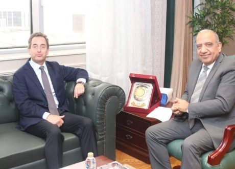 وزير الكهرباء يستقبل سفير فرنسا بالقاهرة لبحث سبل التعاون المشترك
