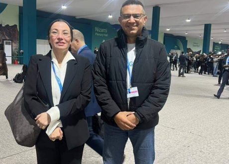 “وزيرة البيئة” تلتقى المغامر المصري على عبده بباكو على هامش مشاركتها فى  Cop29