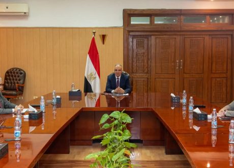 وزير الري يستعرض الرؤية المستقبلية لتطوير قطاع تطوير الري