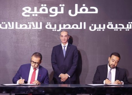 وزير الاتصالات يشهد توقيع اتفاقيات استراتيجية بين “المصرية للاتصالات” و”ڤودافون” بـ 30 مليار جنيه