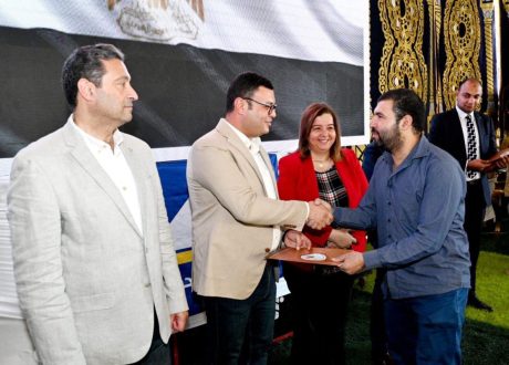 وزير الإسكان يسلم عقود وحدات “سكن لكل المصريين” لمستحقيها في دمياط