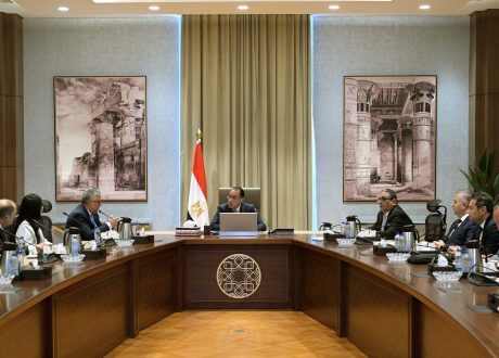 مدبولي يستعرض موقف مشروع “مصنع سيراج” لتوطين منتجات الإضاءة بالمنطقة الاقتصادية