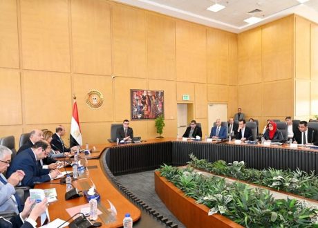 وزير الإسكان يعقد اجتماعاً لمتابعة الموقف التنفيذى لمشروع “حديقة تلال الفسطاط”