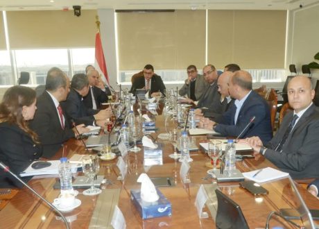 وزير الإسكان يعقد اجتماعاً مع مسئولى شركة “سيتي إيدج” لمتابعة موقف تسويق الوحدات بالمدن الجديدة