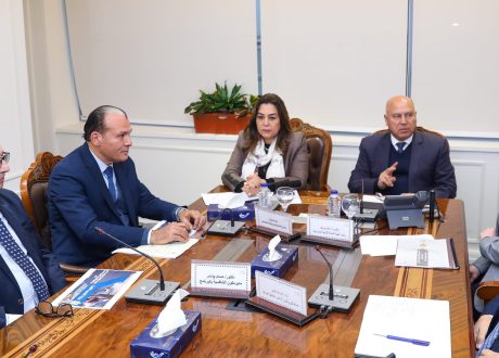 وزيرا الصناعة والتنمية المحلية يبحثان مشروعات تنمية الصعيد