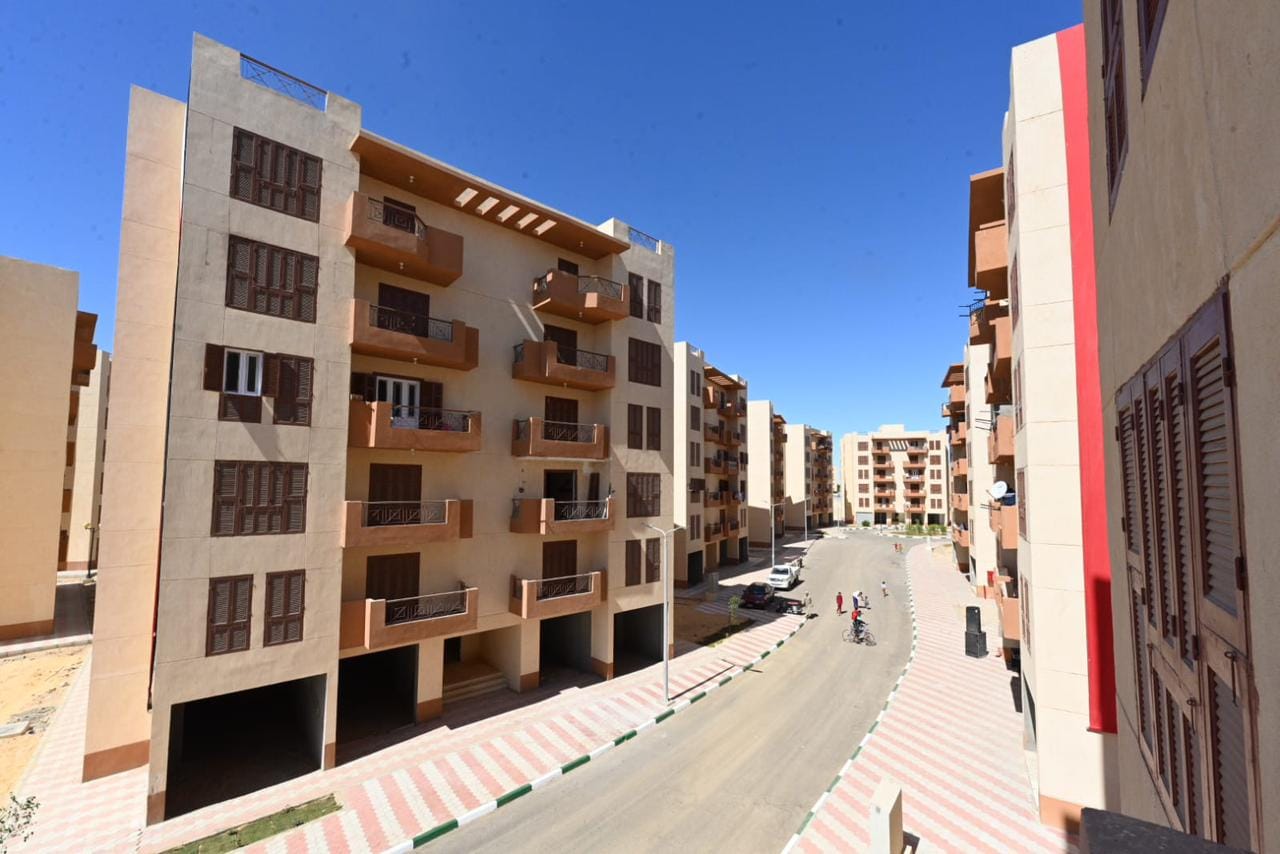 وزير الإسكان يتابع موقف تسليم الوحدات السكنية بمشروع ” درة الوادى ” في الوادى الجديد