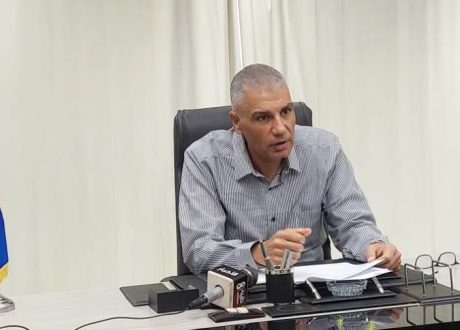 محافظ أسوان يكرم رئيس جمعية مستثمري الطاقة الشمسية