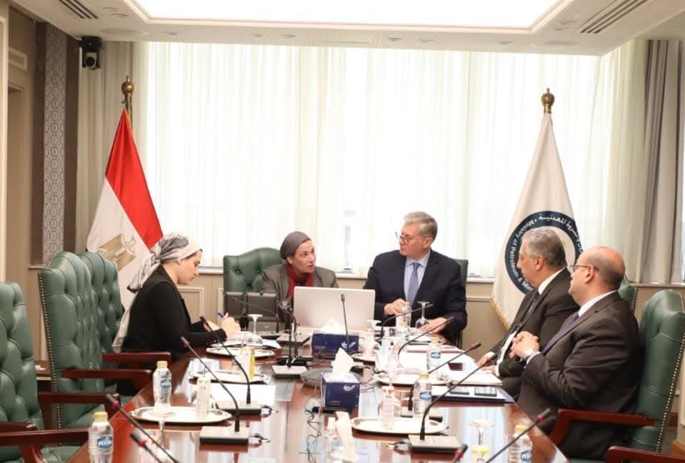 وزير البترول يبحث مع وزير البيئة جهود شركات البترول والغاز لخفض الانبعاثات والتوافق مع الاشتراطات البيئية