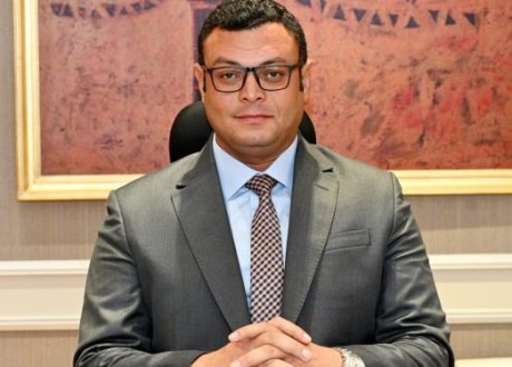 وزير الإسكان يستعرض مشروعات شركة “المقاولون العرب” بعددٍ من المدن والمحافظات