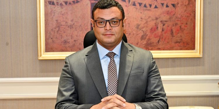 وزير الإسكان يستعرض مشروعات شركة “المقاولون العرب” بعددٍ من المدن والمحافظات