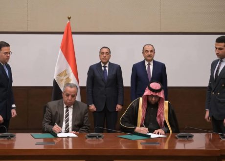 مدبولي يشهد توقيع عقد بين شركتي “كيما” التابعة لوزارة قطاع الأعمال العام و”الشرق” للاستثمار