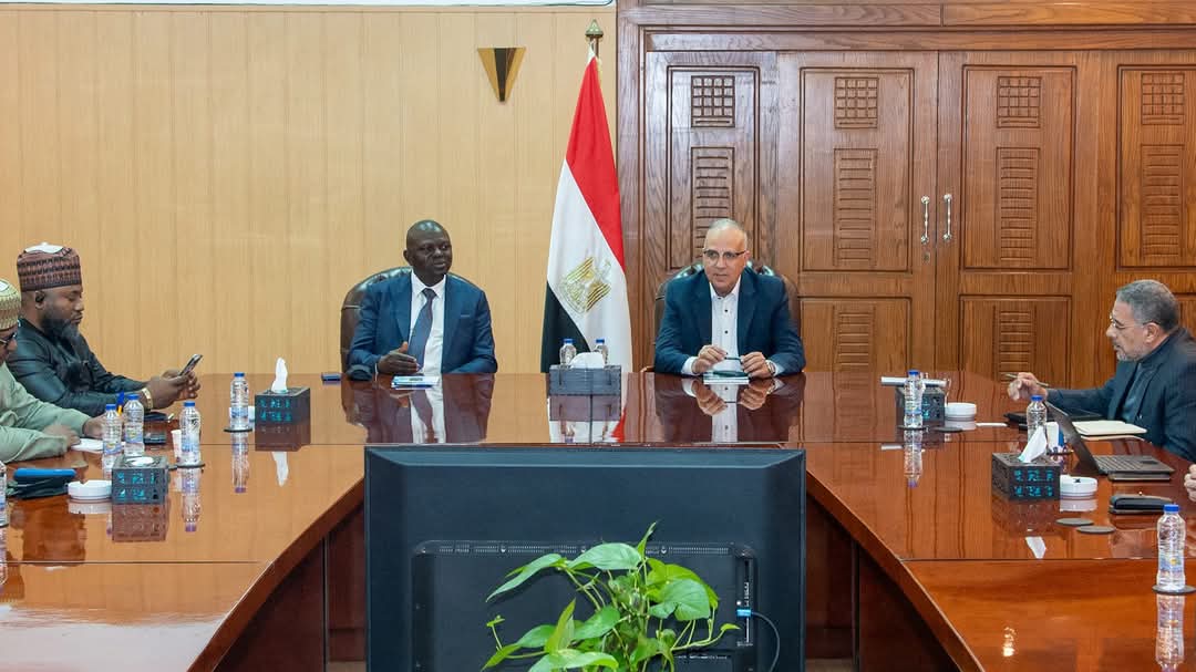 وزير الري يلتقى وزير المياه النيجيري للتباحث حول سُبل تعزيز التعاون بين البلدين