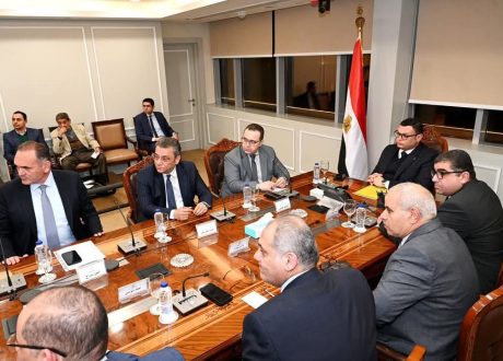 “وزير الإسكان” يستعرض الخطة التسويقية لأحد مشروعات هيئة المجتمعات العمرانية الجديدة بالعاصمة الإدارية