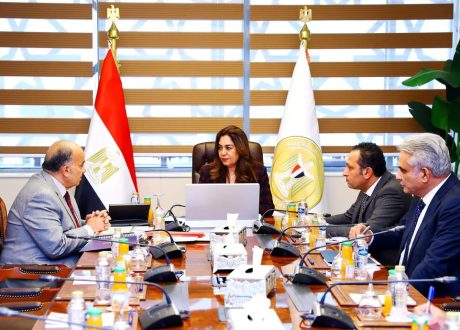 وزيرة التنمية المحلية تتابع مع شركة نهضة مصر للخدمات البيئية جهود تحسين مستوى النظافة بالإسكندرية وبعض أحياء القاهرة والقليوبية