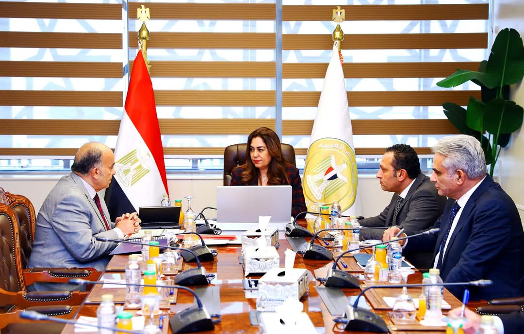 وزيرة التنمية المحلية تتابع مع شركة نهضة مصر للخدمات البيئية جهود تحسين مستوى النظافة بالإسكندرية وبعض أحياء القاهرة والقليوبية