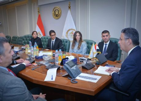 في اطار الشراكة مع القطاع الخاص.. وزير التموين يبحث سبل التعاون مع شركة “طلبات مارت”