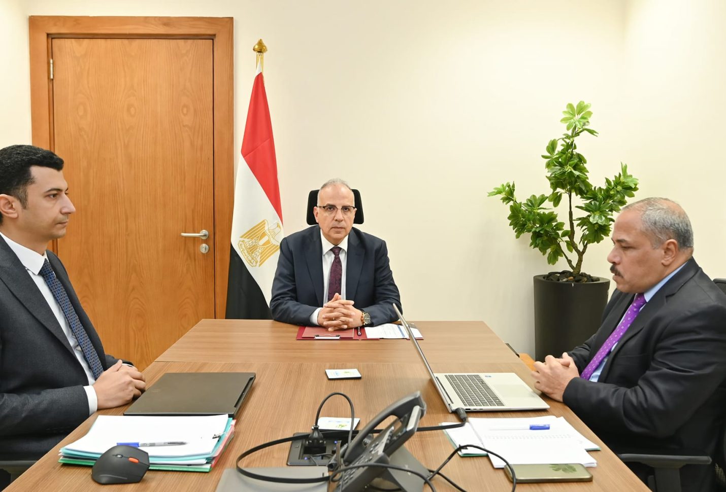 وزير الري يتابع تنفيذ مشروع التحول للري الذكي بالتعاون مع الحكومة الإسبانية