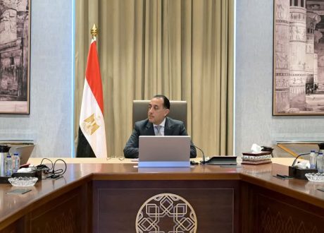 رئيس الوزراء يُتابع مع وزيرة البيئة عدداً من ملفات العمل