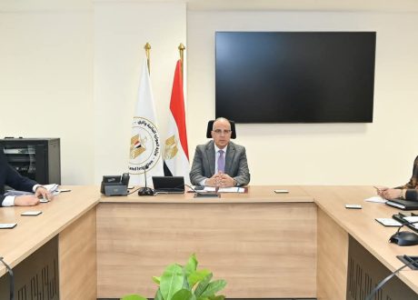 ” وزير الري ” يتابع موقف إزالة التعديات على مجرى نهر النيل  وموقف إستلام أراضى طرح النهر من هيئة التعمير