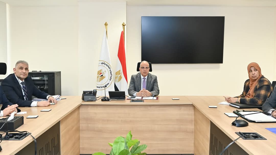” وزير الري ” يتابع موقف إزالة التعديات على مجرى نهر النيل  وموقف إستلام أراضى طرح النهر من هيئة التعمير