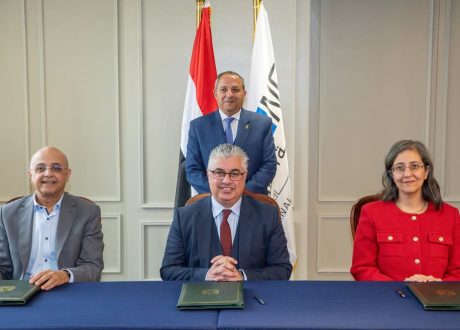 اقتصادية قناة السويس توقع عقود إنشاء ساحة شاحنات ذكية بميناء غرب بورسعيد مع محافظة بورسعيد وشركتي إيجيترانس ونافذ إنترناشيونال