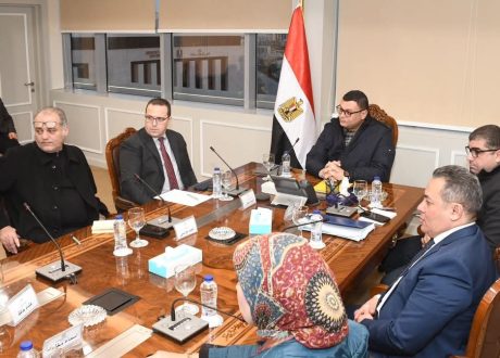 “وزير الإسكان” يستعرض المخطط الاستراتيجي لمدينة السويس الجديدة
