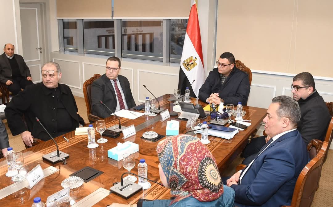 “وزير الإسكان” يستعرض المخطط الاستراتيجي لمدينة السويس الجديدة