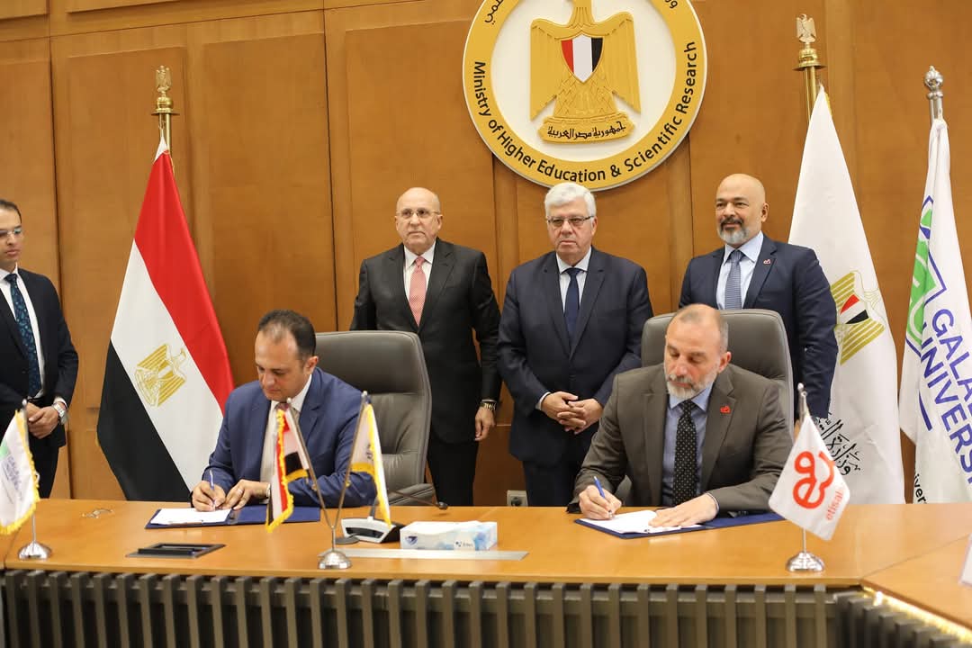 وزير التعليم العالي يشهد توقيع اتفاقية تعاون بين جامعة الجلالة وشركة “إي آند مصر” لإنشاء مختبر للاتصالات السلكية واللاسلكية