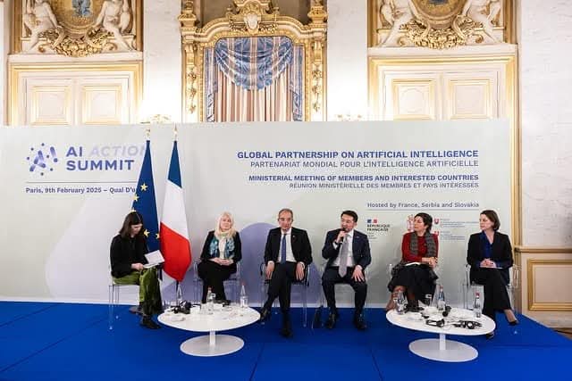 ” وزير الاتصالات ” يلتقى مع الرئيس الدولى لشركة إيرباص العالمية لإنشاء مركز للبحث والتطوير للشركة فى مصر