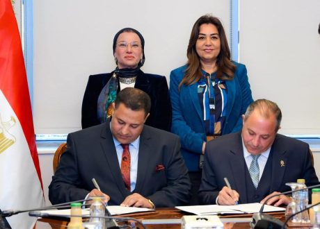 وزيرتا التنمية المحلية و البيئة تشهدان توقيع عقد خدمات الجمع ونقل المخلفات ونظافة الشوارع بين محافظة بورسعيد والشركة البريطانية للنظافة