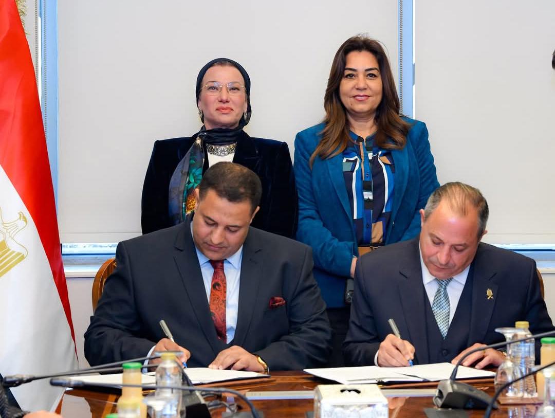 وزيرتا التنمية المحلية و البيئة تشهدان توقيع عقد خدمات الجمع ونقل المخلفات ونظافة الشوارع بين محافظة بورسعيد والشركة البريطانية للنظافة
