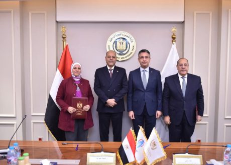 وزيرا التموين و العمل يشهدان توقيع بروتوكول يستهدف توزيع 250 ألف كرتونة سلع غذائية خلال شهر رمضان