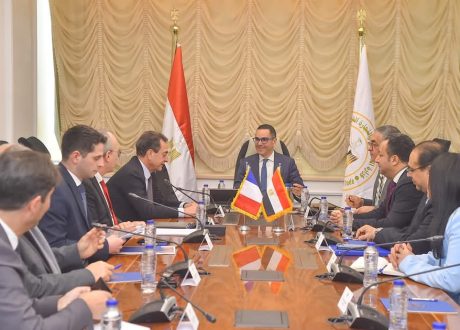 وزير الاستثمار والتجارة الخارجية يبحث مع سفير فرنسا بالقاهرة ومسؤولي شركة إيرباص هليكوبتر إنشاء منظومة طيران متكاملة في مصر