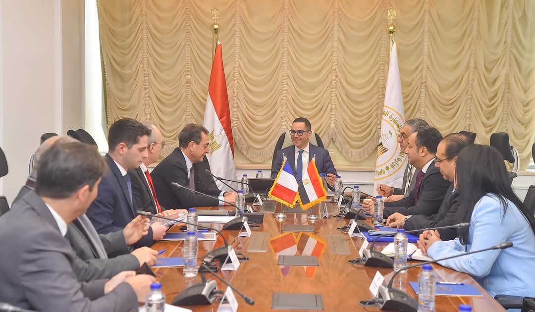 وزير الاستثمار والتجارة الخارجية يبحث مع سفير فرنسا بالقاهرة ومسؤولي شركة إيرباص هليكوبتر إنشاء منظومة طيران متكاملة في مصر