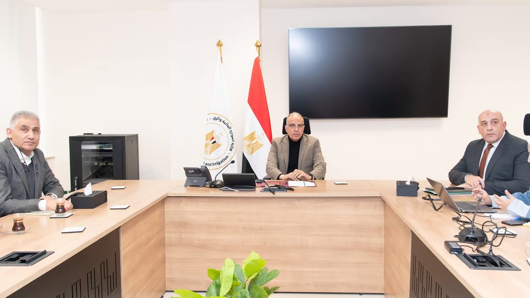 وزير الري  : ضرورة الإلتزام التام بالإشتراطات التي تحقق الإدارة الرشيدة للمخزون الجوفي وتمنع السحب الجائر من الخزانات الجوفية