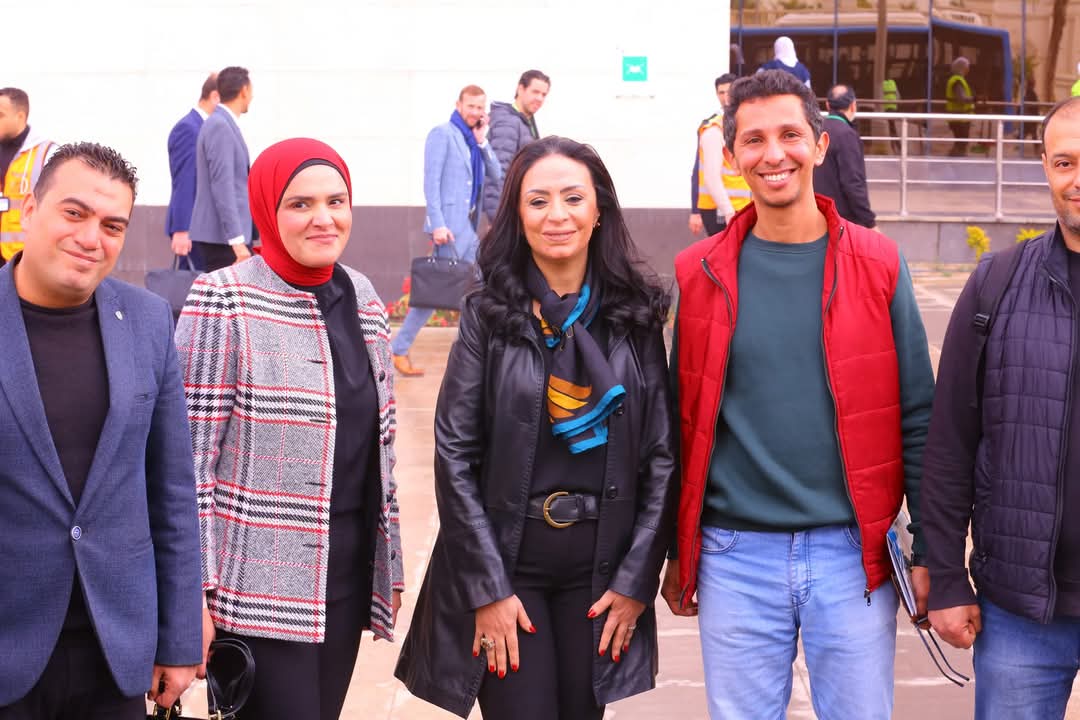 وزيرة التضامن تستقل القطار الكهربائي لمقر الوزارة في العاصمة الإدارية الجديدة