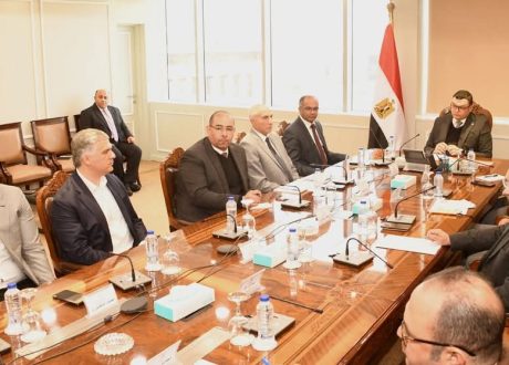 وزير الإسكان يلتقي مسئولى شركة “أبناء حسن علام” لمتابعة المشروعات التي تنفذها الشركة ضمن “حياة كريمة” 