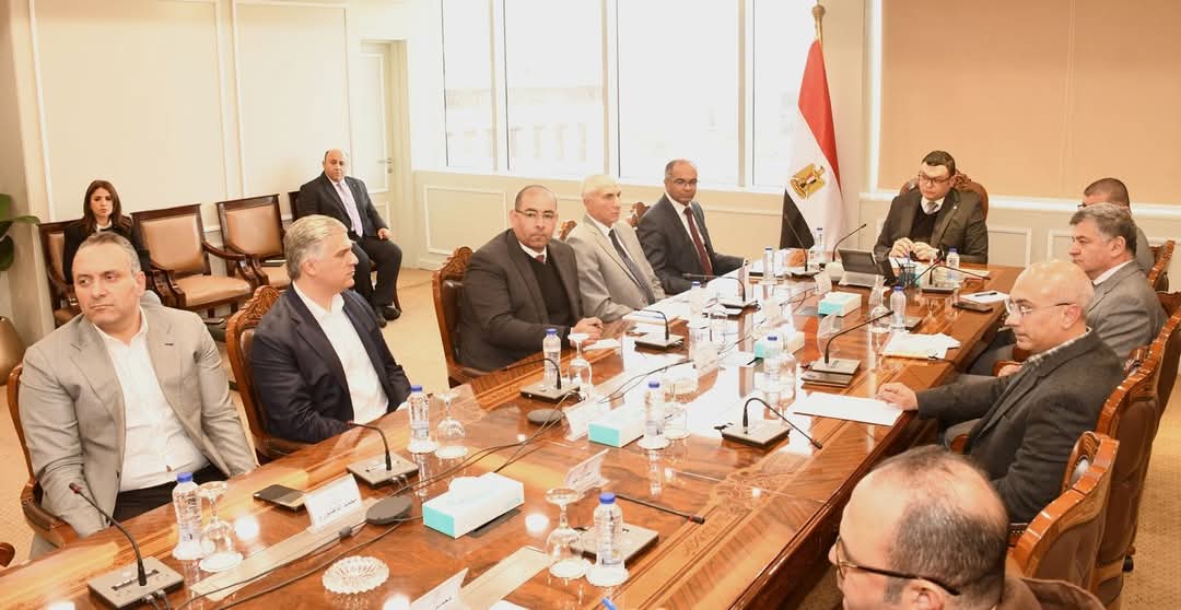 وزير الإسكان يلتقي مسئولى شركة “أبناء حسن علام” لمتابعة المشروعات التي تنفذها الشركة ضمن “حياة كريمة” 