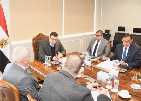 وزير الإسكان يلتقي مسئولى الشركة الوطنية لإنشاء وتنمية وادارة الطرق لمناقشة  سبل التعاون المشترك