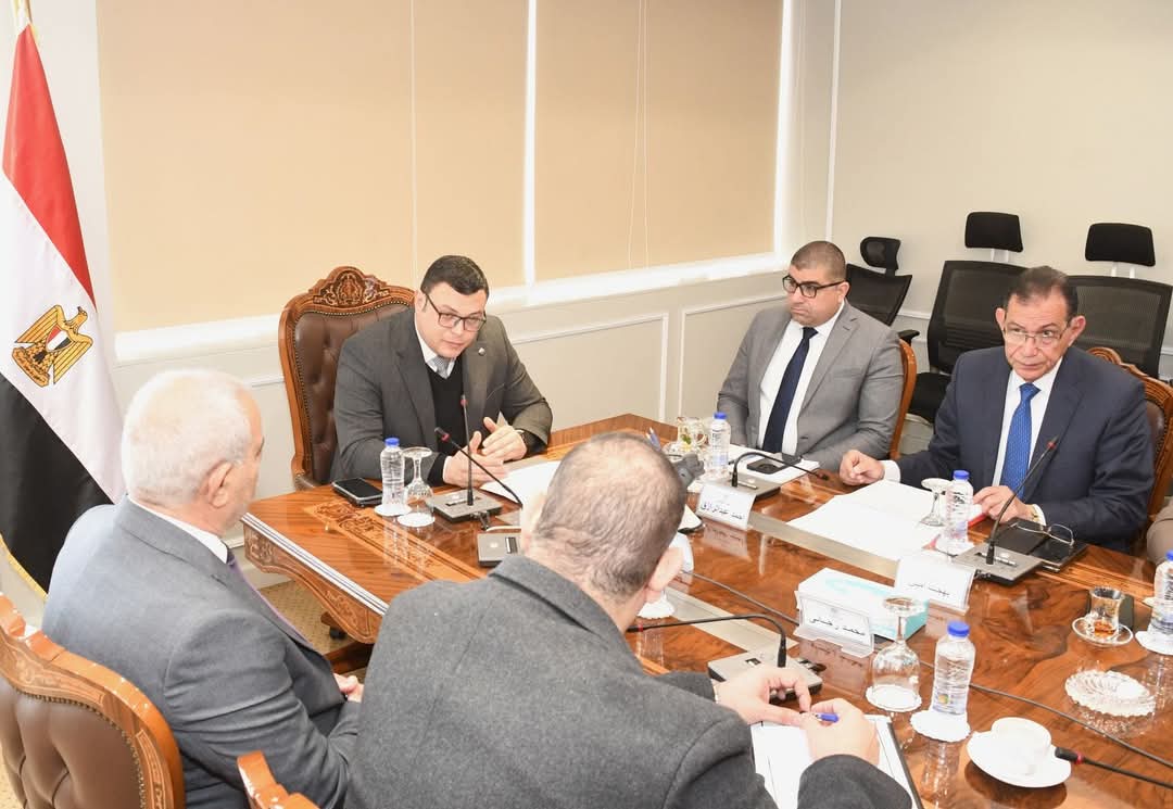 وزير الإسكان يلتقي مسئولى الشركة الوطنية لإنشاء وتنمية وادارة الطرق لمناقشة  سبل التعاون المشترك