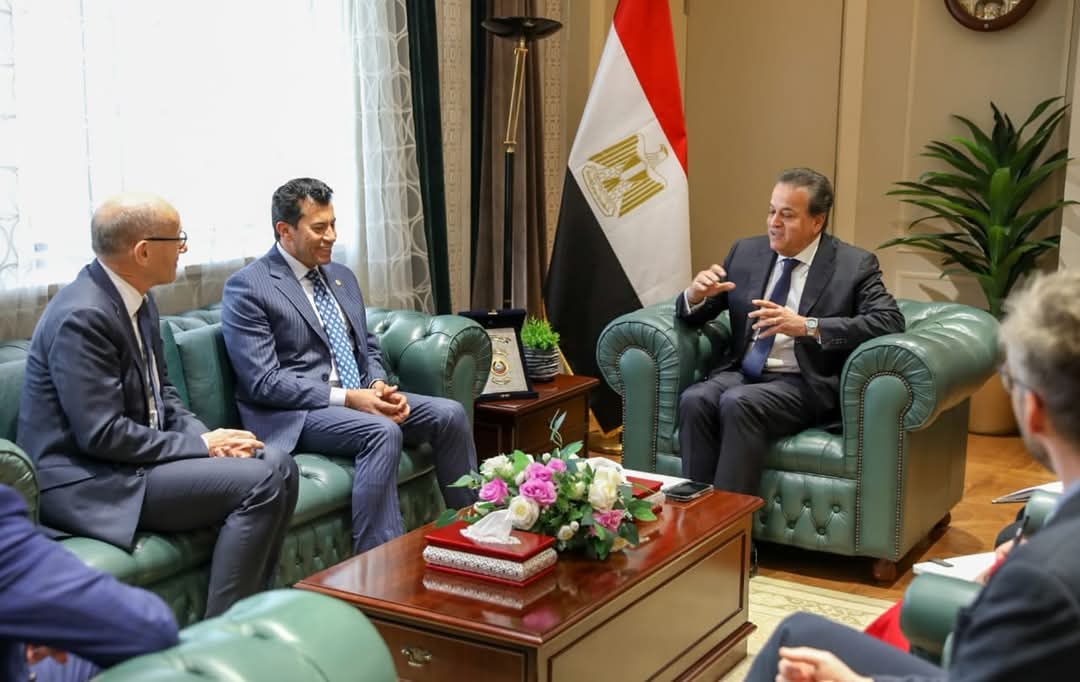 “وزير الصحة” يعقد اجتماعا مع وزير الشباب والرياضة و رئيس الاتحاد الدولي للرياضات الجامعية لمناقشة سبل التعاون المشترك