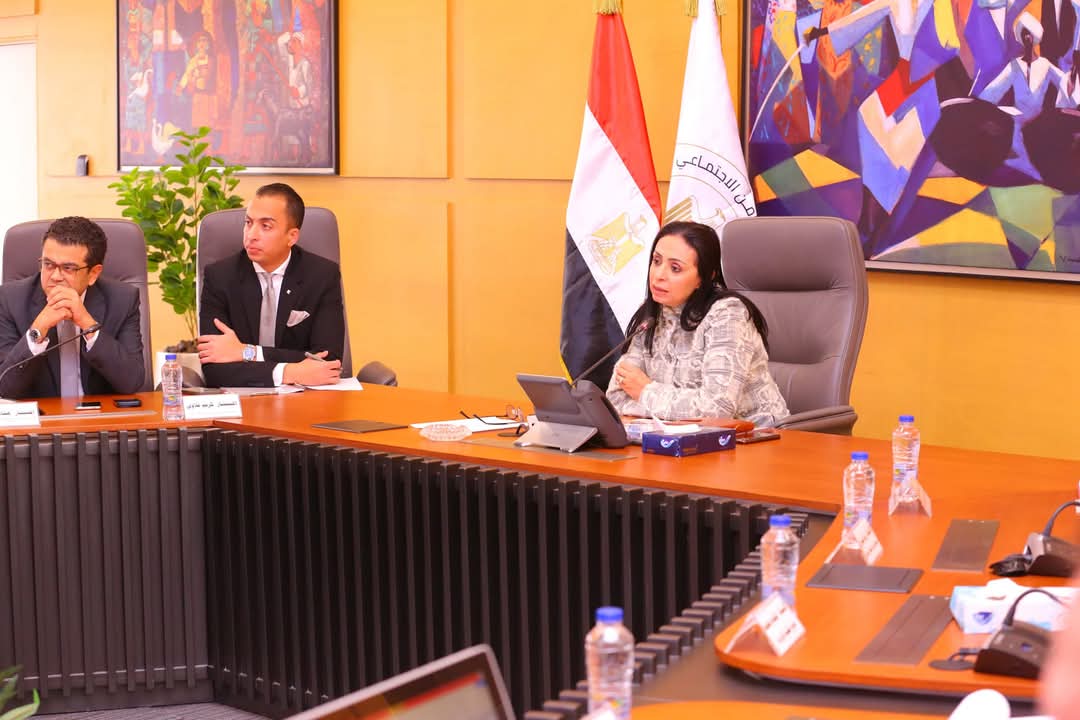 “وزيرة التضامن “تترأس اجتماع اللجنة العليا للأسر البديلة الكافلة