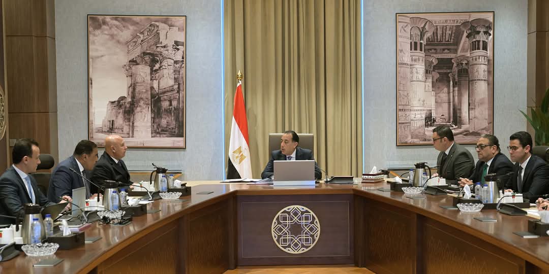 رئيس الوزراء يُتابع مستجدات الموقف التنفيذي لمدينة “رأس الحكمة”